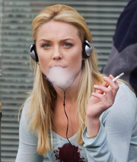 Celebrities Smoking Cigarettes : .